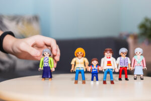 figuras Playmobil durante una sesión de psicoterapia proyectiva, herramienta de trabajo simbólico en terapia integrativa.