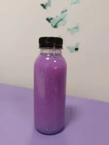 Bote de la calma color lavanda con purpurina, usado como herramienta terapéutica para ayudar a los niños a relajarse y regular sus emociones.