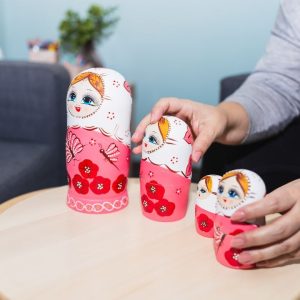 Psicoterapeuta durante una sesión de juego simbólico con muñecas en Mon Psicología